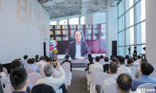   如何管理钱包里的大量数字资产有效提升投资收益 / 

 guanjianci 数字资产, 钱包管理, 投资收益, 加密货币, 理财策略 /guanjianci 

在当今的金融市场上，数字资产的兴起为投资者带来了新的机会。在这个数字化迅速发展的时代，越来越多的人开始将资金投资于加密货币、数字资产等新兴理财工具，导致很多投资者的钱包里积累了大量的数字资产。然而，随之而来的就是如何高效管理和使用这些资产的问题。本文将讨论在拥有大量数字资产的情况下，如何有效管理钱包，提升投资收益，同时解答一些相关问题，为投资者提供实用的建议。

一、数字资产管理的重要性
随着区块链技术的普及，加密货币的飞速发展，许多投资者发现自己钱包里的数字资产数量开始激增。这种现象给许多人带来了困扰，尤其是当数字资产的数量超过了个人初始的管理能力时。有效的资产管理不仅可以帮助投资者清晰地了解自己的投资情况，还能减少投资风险，提升收益。
数字资产管理的重要性体现在以下几个方面：
ol
    li提高透明度: 通过清晰的资产管理，投资者可以随时了解自己的资产分布情况及其价值波动，有助于做出及时的决策。/li
    li风险控制: 大量数字资产意味着潜在的风险增加，通过科学的管理，投资者可以有效降低损失风险。/li
    li收益最大化: 合理配置数字资产，投资者能够投资组合，最大化自己的收益。/li
/ol

二、如何有效管理钱包里的数字资产
管理钱包里的数字资产并非易事，尤其是在资产种类繁多，价值波动大的情况下。以下是一些有效的管理策略：

h41. 分类管理/h4
首先，投资者应该对自己钱包中的数字资产进行分类，例如将其划分为稳定币、主流加密货币和小币种。由于不同类型的币种价格波动不同，分类管理可以帮助投资者更好地控制风险，合理分配投资。

h42. 定期审查/h4
定期检查自己钱包中的数字资产状况也是非常重要的一步。投资者应定期审查资产的表现，分析哪些资产表现良好，哪些资产需要调整或卖出。通过定期审查，投资者可以及时调整自己的投资策略，减少潜在损失。

h43. 设置投资目标/h4
明确自己的投资目标是管理数字资产的基础。投资者应设定短期和长期的投资目标，从而在资产管理中时刻保持方向感。这也有助于投资者在面对市场波动时，保持冷静，不易受到情绪的影响。

h44. 利用技术工具/h4
现在有许多数字资产管理工具和应用可以帮助投资者轻松追踪和管理自己的资产。这些工具通常提供详细的财务报告、市场分析等，有助于投资者做出明智的决策。

三、提升数字投资收益的策略
除了有效管理数字资产外，提升投资收益同样至关重要。以下是一些提升收益的策略：

h41. 分散投资/h4
不要将所有资金投入单一的数字资产。通过分散投资，投资者可以降低风险。例如，可以将资金投向多个币种，甚至考虑不同的投资领域。同时，分散投资也能抓住更多的市场机会，提升整体收益。

h42. 学习市场趋势/h4
关注市场趋势，及时调整投资组合是提升收益的重要方式。通过分析市场数据，投资者可以识别出有潜力的数字资产。学习相关知识，跟进行业动态，可以帮助投资者把握市场机会，为自己的投资增值。

h43. 考虑长期持有/h4
对于一些强劲的数字资产，考虑长期持有可能会带来更高的收益。虽然短期波动难以避免，但长期来看高质量的资产通常会带来可观的回报。投资者可以根据自身的财务状况，在短期交易和长期持有之间找到平衡。

h44. 参与社区和项目/h4
加入一些数字资产的社区和项目，积极参与其中可以为投资者带来额外的收益。例如，一些项目会定期分发奖励给持币者，甚至一些社区还会举办投票和决策，投资者可以通过动态参与获取更多信息，提高自身收益。

四、与数字资产管理相关的常见问题
在数字资产管理过程中，投资者常常会遇到一些问题。以下是五个常见问题的解答：

h41. 钱包中的资产安全如何保障？/h4
安全是进行数字资产管理时最重要的考虑之一。为了保障钱包中的资产安全，投资者应采取以下措施：
ul
    li使用强密码: 确保你的钱包使用强而复杂的密码，以增加安全性。/li
    li启用双重身份验证: 通过启用双重身份验证功能，增加登录安全因素，降低被盗风险。/li
    li定期备份: 定期备份钱包数据，以防数据丢失后能恢复资金。/li
    li使用冷钱包: 对于长期持有的资产，可以考虑使用冷钱包存储，将其与互联网隔离，从而提升安全性。/li
/ul

h42. 如何识别投资的优质数字资产？/h4
识别优质的数字资产对投资者至关重要。以下几点可以帮助投资者进行评估：
ul
    li技术背景: 调查项目的技术团队和他们的背景，包括开发者、创业者的资历和经验。/li
    li社区支持: 观察项目的社区活跃度，强大的社区支持往往意味着项目的潜力。/li
    li市场表现: 分析资产的历史市场表现，了解其价格波动和市场趋势。/li
    li白皮书分析: 阅读项目的白皮书，了解其方案、技术及市场前景，帮助评估投资价值。/li
/ul

h43. 什么时候应该卖出数字资产？/h4
了解何时卖出数字资产同样重要，避免错失利润或承担过多损失。以下情况可能是卖出的信号：
ul
    li达到目标: 当某个数字资产的价格达到您设定的目标时，可以考虑卖出。/li
    li基本面改变: 如果您认为某个资产的基本面发生重大变化，可能会影响其未来表现，卖出可能是明智之举。/li
    li需要资金: 当遇到紧急情况需要用钱时，合理卖出部分资产也是一种选择。/li
/ul

h44. 应该如何应对市场波动？/h4
市场波动是普遍现象，投资者需要掌握一些应对策略：
ul
    li保持理性: 不要因短期波动而作出情绪化决策，保持冷静思考。/li
    li分阶段投资: 通过定期定额投资，分散市场波动影响，对于价格波动较大的资产更为有效。/li
    li做足功课：学习基本面、技术面分析，提升自我判断能力，以便更好地应对市场变化。/li
/ul

h45. 如何进行税务申报？/h4
随着数字资产的普及，税务申报的问题愈发重要。投资者在进行税务申报时，应注意以下几点：
ul
    li记录交易: 保留每一次交易的记录，包括买入、卖出的资产种类、价格、时间等，以便合规申报。/li
    li了解法规: 各国对数字资产的税务政策不同，投资者要了解自己所在国家的相关规定。/li
    li咨询专业人士: 复杂的税务问题建议请教专业的税务顾问，以确保合法合规。/li
/ul

总结而言，管理和钱包里的数字资产是一门学问，需要不断学习与实践。通过有效的管理与科学的投资策略，投资者将能够在这个充满机遇的市场中，获得可观的投资收益。